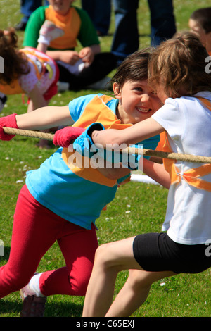 Rimorchiatore di guerra a scuola la giornata dello sport Foto Stock