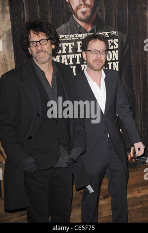 Joel Coen, Ethan Coen presso gli arrivi per il GRINTA Premiere, il Teatro Ziegfeld, New York, NY, 14 dicembre 2010. Foto di: Kristin Callahan/Everett Collection Foto Stock