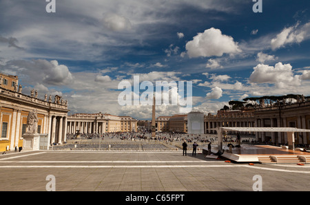 Guardando attraverso St Peters Square da le fasi della Basilica. Città del Vaticano. Foto Stock