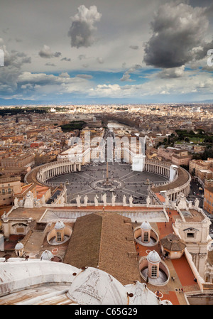 La vista sul Vaticano e a Roma dalla parte superiore della Basilica di San Pietro. Foto Stock