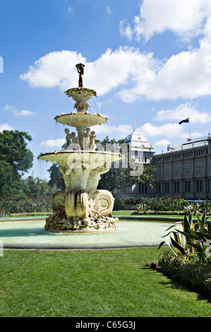 Il bellissimo grande fontana nel giardino paesaggistico del Royal Exhibition Building in Melbourne Victoria Australia Foto Stock