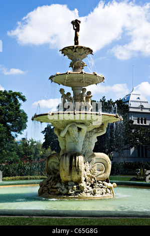 Il bellissimo grande fontana nel giardino paesaggistico del Royal Exhibition Building in Melbourne Victoria Australia Foto Stock