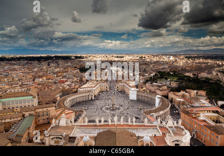 Panorama su Roma dalla parte superiore della Basilica di San Pietro e la Città del Vaticano. Foto Stock