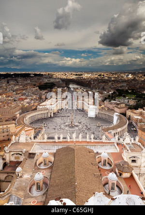 La vista su Roma dalla parte superiore di San Pietro e la Città del Vaticano. Foto Stock