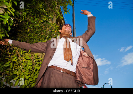 Un uomo dà un discorso al Cairo la piazza Tahrir al terzo giorno completo della piazza la carriera da anti-Mubarak manifestanti Foto Stock