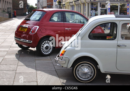 Fiat 500s, nuovi e vecchi tipi Foto Stock