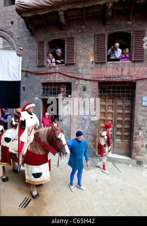 Palio di Siena 2011, 2 luglio. Cavallo di Razza: rievocazione storica e corteo, Piazza del Campo Palio di Siena. Solo uso editoriale. Foto Stock