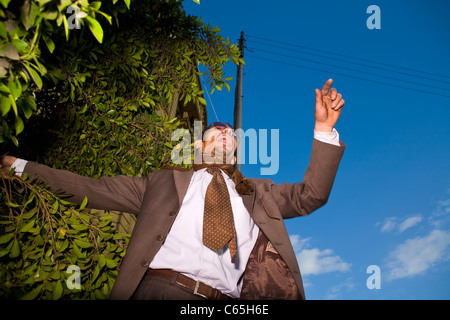 Un uomo dà un discorso al Cairo la piazza Tahrir al terzo giorno completo della piazza la carriera da anti-Mubarak manifestanti Foto Stock