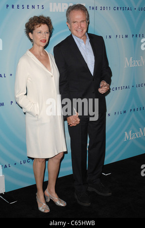 Annette Bening, Warren Beatty presso gli arrivi per 2011 donne In Film Crystal + Lucy Awards, il Beverly Hilton Hotel di New York, NY Giugno Foto Stock