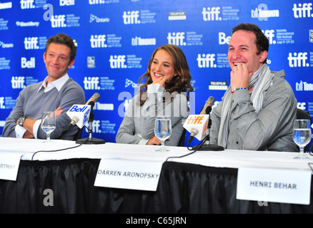 (L-R) Vincent Cassel, Natalie Portman, Darren Aronofsky alla conferenza stampa per BLACK SWAN Conferenza stampa al Toronto International Film Festival (TIFF), Hyatt Regency Hotel, Toronto, il 14 settembre 2010. Foto di: Gregorio T. Binuya/Everett Collection Foto Stock