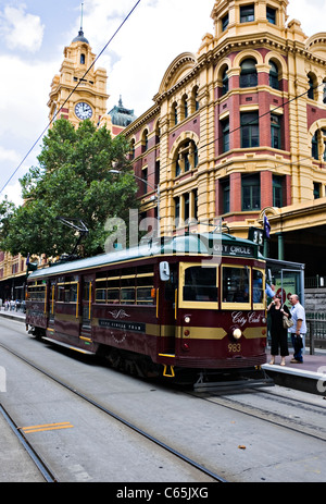 A Melbourne il tram gestiti da Yarra tram Company nella città di un moderno ed efficiente rete di trasporti in Victoria Australia Foto Stock