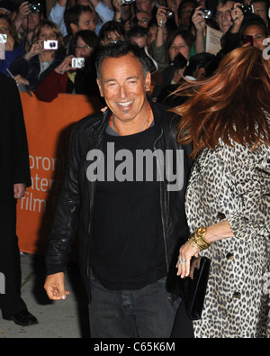 Bruce Springsteen presso gli arrivi per la promessa: LA REALIZZAZIONE DELLE TENEBRE SUL BORDO DELLA CITTÀ Premiere al Toronto International Film Festival (TIFF), Roy Thomson Hall di Toronto il 14 settembre 2010. Foto di: Tom Sandler/Everett Collection Foto Stock