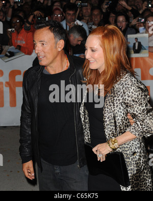 Bruce Springsteen, Patti Scialfa presso gli arrivi per la promessa: LA REALIZZAZIONE DELLE TENEBRE SUL BORDO DELLA CITTÀ Premiere al Toronto International Film Festival (TIFF), Roy Thomson Hall di Toronto il 14 settembre 2010. Foto di: Tom Sandler/Everett Collection Foto Stock