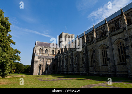 La Cattedrale di Winchester si erge nel glorioso sole. Foto Stock