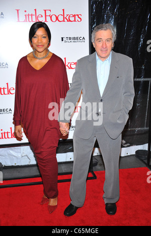 Grace Hightower, Robert De Niro a arrivi per LITTLE FOCKERS Premiere, il Teatro Ziegfeld, New York, NY Dicembre 15, 2010. Foto di: Gregorio T. Binuya/Everett Collection Foto Stock