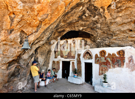 Il 'cavechurch' della vecchia, abbandonato monastero di Aghios Ioannis, unico in creta con affreschi esterni. La Grecia Foto Stock