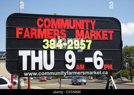 Strada di scrittura luminoso segno di pubblicità per gli agricoltori comunitari nel mercato Saskatoon Saskatchewan Canada Foto Stock