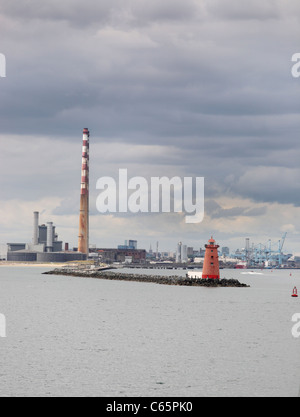 Poolbeg faro e la stazione di alimentazione Foto Stock