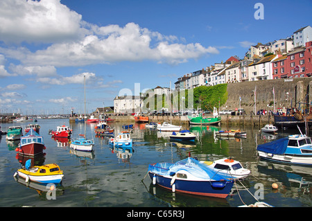 Barche ormeggiate nel porto di Brixham, Brixham, Devon, Inghilterra, Regno Unito Foto Stock