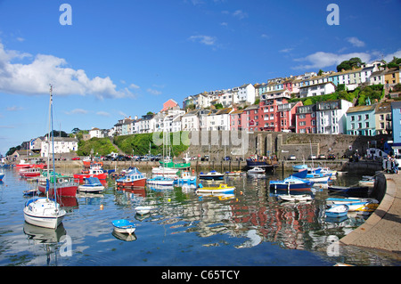 Barche ormeggiate nel porto di Brixham, Brixham, Devon, Inghilterra, Regno Unito Foto Stock