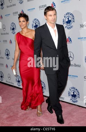 Halle Berry e Olivier Martinez presso gli arrivi per la XXXII Anniversario Giostra della speranza sfera presentato da Mercedes-Benz, Beverly Hilton Foto Stock