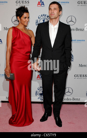 Halle Berry e Olivier Martinez presso gli arrivi per la XXXII Anniversario Giostra della speranza sfera presentato da Mercedes-Benz, Beverly Hilton Foto Stock