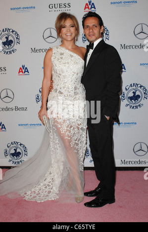 Jennifer Lopez (indossando una Georges Chakra Couture camice), Marc Anthony presso gli arrivi per la XXXII Anniversario Giostra della speranza sfera presentato dalla Casa di Stoccarda, il Beverly Hilton Hotel di Beverly Hills, CA Ottobre 23, 2010. Foto di: Elizabeth Goodenough/Everett Collection Foto Stock