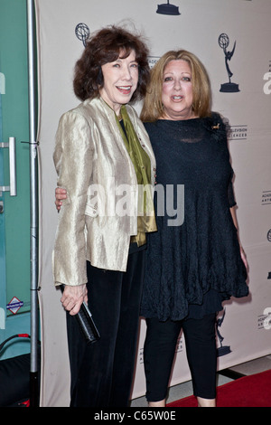 Lily Tomlin, Elayne Boosler presso gli arrivi per ATA presenta una conversazione con il Signore che ci fanno ridere, Leonard H. Goldenson Theatre di Los Angeles, CA Maggio 16, 2011. Foto di: Emiley Schweich/Everett Collection Foto Stock