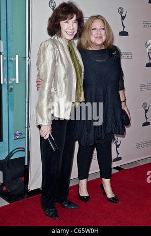 Lily Tomlin, Elayne Boosler presso gli arrivi per ATA presenta una conversazione con il Signore che ci fanno ridere, Leonard H. Goldenson Theatre di Los Angeles, CA Maggio 16, 2011. Foto di: Emiley Schweich/Everett Collection Foto Stock