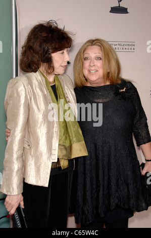 Lily Tomlin, Elayne Boosler presso gli arrivi per ATA presenta una conversazione con il Signore che ci fanno ridere, Leonard H. Goldenson Theatre di Los Angeles, CA Maggio 16, 2011. Foto Da: Michael Germana/Everett Collection Foto Stock