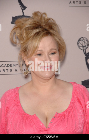Caroline Rhea presso gli arrivi per ATA presenta una conversazione con il Signore che ci fanno ridere, Leonard H. Goldenson Theatre di Los Angeles, CA Maggio 16, 2011. Foto Da: Michael Germana/Everett Collection Foto Stock