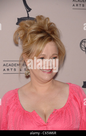 Caroline Rhea presso gli arrivi per ATA presenta una conversazione con il Signore che ci fanno ridere, Leonard H. Goldenson Theatre di Los Angeles, CA Maggio 16, 2011. Foto Da: Michael Germana/Everett Collection Foto Stock