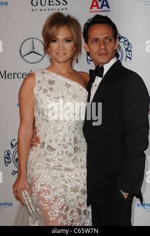 Jennifer Lopez e Marc Anthony presso gli arrivi per la XXXII Anniversario Giostra della speranza sfera presentato dalla Casa di Stoccarda, il Beverly Hilton Hotel di Beverly Hills, CA Ottobre 23, 2010. Foto di: Elizabeth Goodenough/Everett Collection Foto Stock