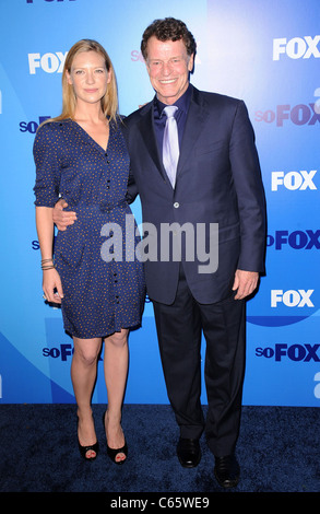 Anna Torv, John Noble presso gli arrivi per FOX iniziali di presentazione per l'autunno 2011, Wollman Rink di Central Park, New York, NY Maggio 16, 2011. Foto di: Kristin Callahan/Everett Collection Foto Stock