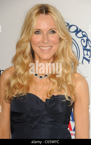 Alana Stewart presso gli arrivi per la XXXII Anniversario Giostra della speranza sfera presentato dalla Casa di Stoccarda, il Beverly Hilton Hotel di Beverly Hills, CA Ottobre 23, 2010. Foto di: Dee Cercone/Everett Collection Foto Stock