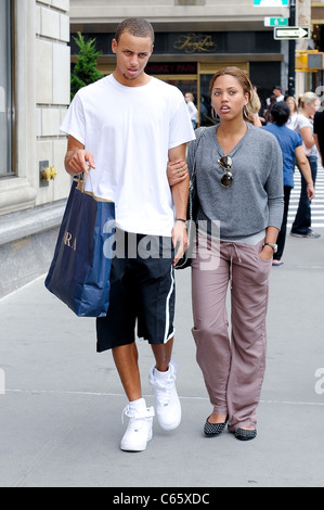 Stephen Curry, lascia il suo hotel di Midtown Manhattan fuori e circa per celebrità CANDIDS - Lunedì, , New York, NY Agosto 16, 2010. Foto Stock