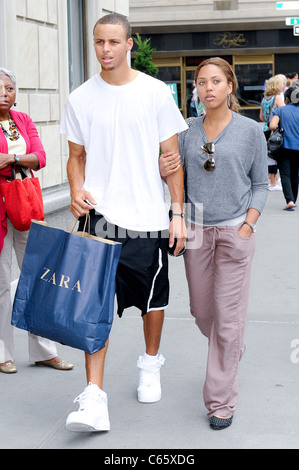 Stephen Curry, lascia il suo hotel di Midtown Manhattan fuori e circa per celebrità CANDIDS - Lunedì, , New York, NY Agosto 16, 2010. Foto Stock