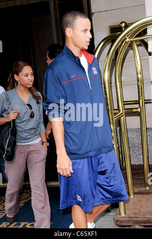 Stephen Curry, lascia il suo hotel di Midtown Manhattan fuori e circa per celebrità CANDIDS - Lunedì, , New York, NY Agosto 16, 2010. Foto Stock