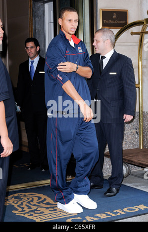 Stephen Curry, lascia il suo hotel di Midtown Manhattan fuori e circa per celebrità CANDIDS - Lunedì, , New York, NY Agosto 16, 2010. Foto Stock