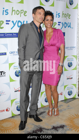 Olivier Martinez, Halle Berry presso gli arrivi per Silver Rose Gala e d'Aste, 04/17/2011, Beverly Hills, CA 17 aprile 2011. Foto Foto Stock