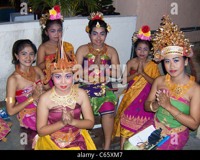 Gruppo di giovani ballerine balinesi tradizionali femminili che posano con le mani in preghiera Foto Stock