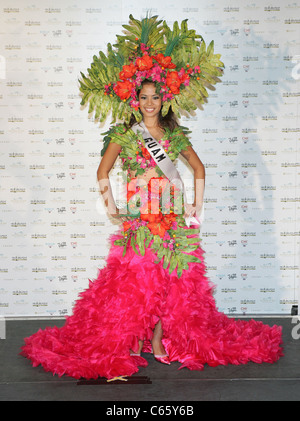 Vanessa Torres (Miss Guam) presso gli arrivi per Miss Universo National sfilata in costume, Mandalay Bay Resort & Casino, Las Vegas, NV il 16 agosto 2010. Foto di: James Atoa/Everett Collection Foto Stock