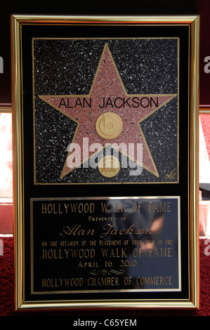 Stella sulla Hollywood Walk of Fame Cerimonia di Alan Jackson, Hollywood Boulevard, Los Angeles, CA 16 aprile 2010. Foto Da: Michael Germana/Everett Collection Foto Stock