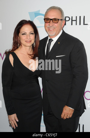 Gloria Estefan, Emilio Estefan Jr. presso gli arrivi per Hollywood Bowl 2011 Hall of Fame cerimonia, l'Hollywood Bowl, Los Angeles, CA 17 Giugno 2011. Foto di: Dee Cercone/Everett Collection Foto Stock