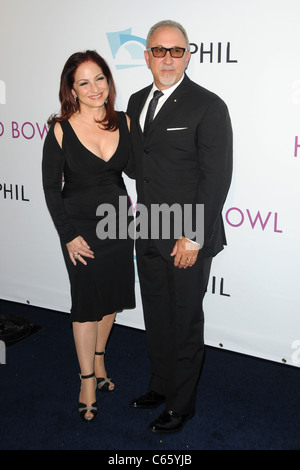 Gloria Estefan, Emilio Estefan Jr. presso gli arrivi per Hollywood Bowl 2011 Hall of Fame cerimonia, l'Hollywood Bowl, Los Angeles, CA 17 Giugno 2011. Foto di: Dee Cercone/Everett Collection Foto Stock