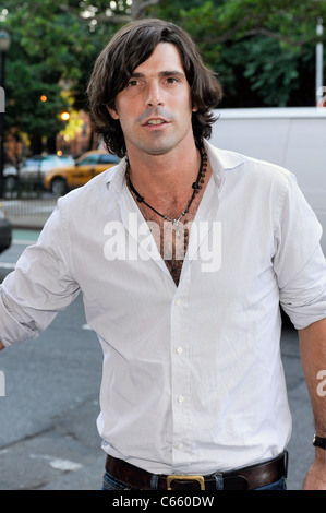 Giocatore di Polo Nacho Figueras, entra il Thompson Hotel in Soho fuori e circa per celebrità CANDIDS - Giovedì , New York, NY Giugno 24, 2010. Foto di: Ray Tamarra/Everett Collection Foto Stock