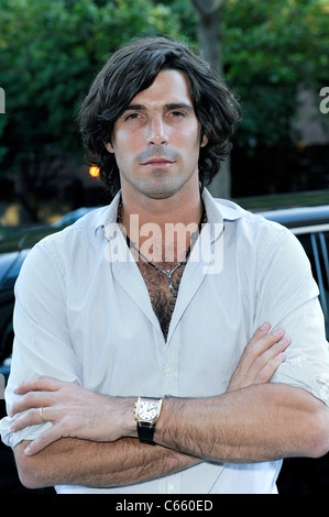 Giocatore di Polo Nacho Figueras, entra il Thompson Hotel in Soho fuori e circa per celebrità CANDIDS - Giovedì , New York, NY Giugno 24, 2010. Foto di: Ray Tamarra/Everett Collection Foto Stock