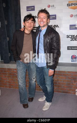 James Wan, Leigh Whannell presso gli arrivi per Spike TV SCREAM 2010, Teatro Greco, Los Angeles, CA 16 ottobre 2010. Foto di: Tony Gonzalez/Everett Collection Foto Stock