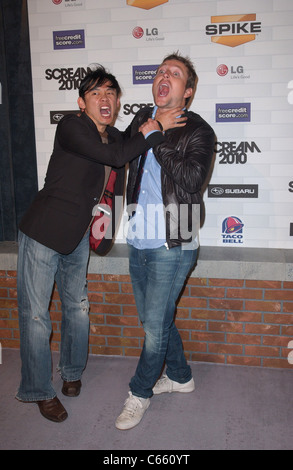 James Wan, Leigh Whannell presso gli arrivi per Spike TV SCREAM 2010, Teatro Greco, Los Angeles, CA 16 ottobre 2010. Foto di: Tony Gonzalez/Everett Collection Foto Stock