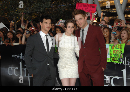 Taylor Lautner, Robert Pattinson, Kristen Stewart presso gli arrivi per il Twilight Saga: Eclipse Premiere, il Teatro Ziegfeld, Los Angeles, CA 24 Giugno 2010. Foto di: Dee Cercone/Everett Collection Foto Stock